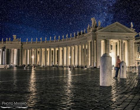 Fedeli che ricevono un crocifisso in Piazza San Pietro