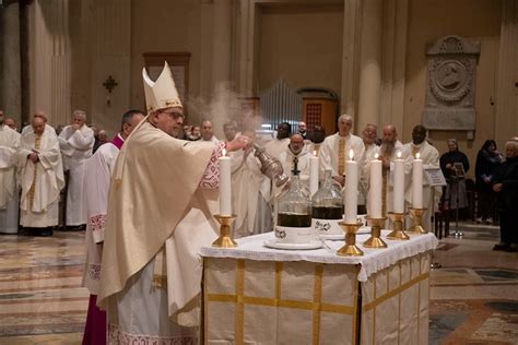 Vescovo che benedice gli oli durante la Messa Crismale