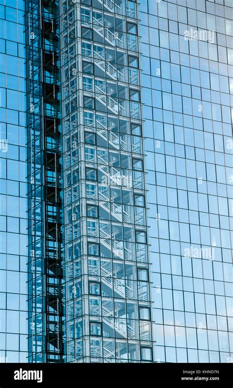 Edificio moderno con sistemi antincendio visibili
