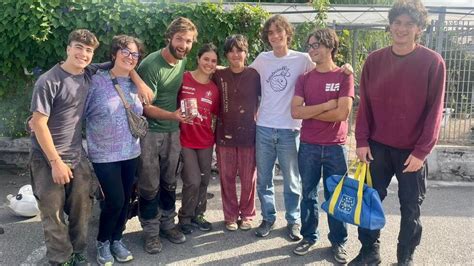 Giovani volontari che consegnano aiuti in missione