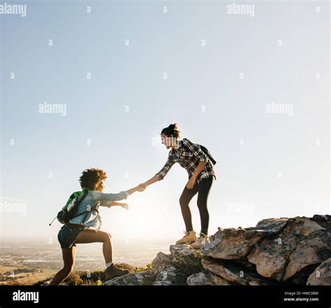 Foto di persone che si aiutano a vicenda o si abbracciano