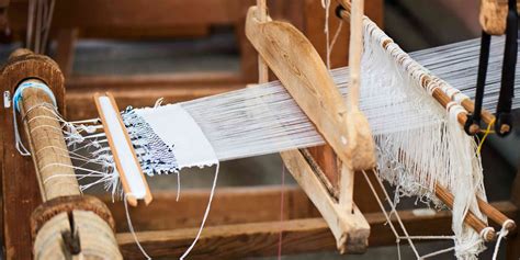 Telaio manuale con filati di canapa in un laboratorio di tessitura
