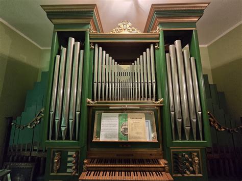 Antico organo a canne in una chiesa monastica