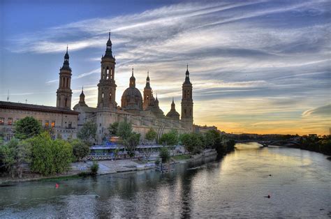 Veduta esterna della Basilica del Pilar con le sue undici cupole colorate