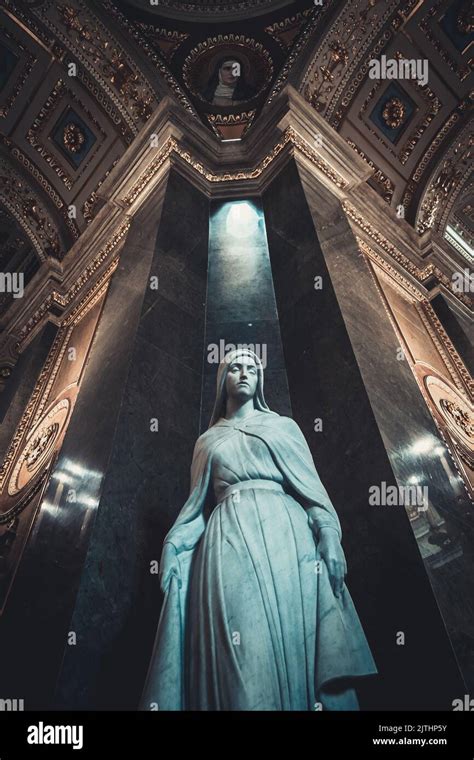 Interno della Santa Cappella con la statua della Vergine e il pilastro