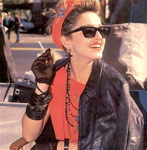 fotografia di Madonna con rosario come accessorio di moda negli anni '80