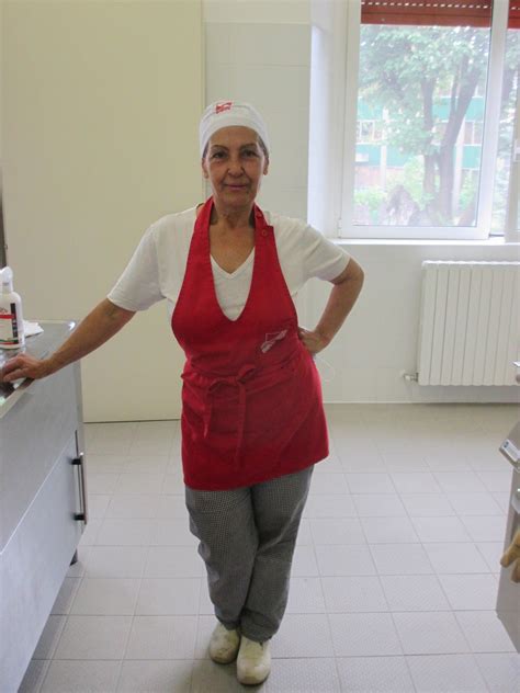 Foto della cuoca Patrizia mentre prepara i pasti nella cucina della scuola