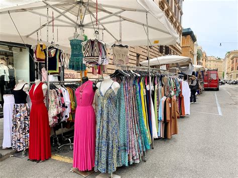 Mercato di Sant Francesc, Formentera: bancarelle di artigianato e abbigliamento tra le strade bianche del paese.