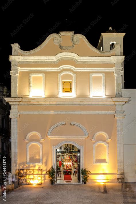 Foto della chiesa-fortezza di Sant Francesc Xavier illuminata di notte.