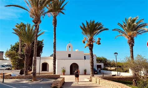 Bancarelle del mercato de La Mola a Formentera con artigianato locale e musica dal vivo in sottofondo.