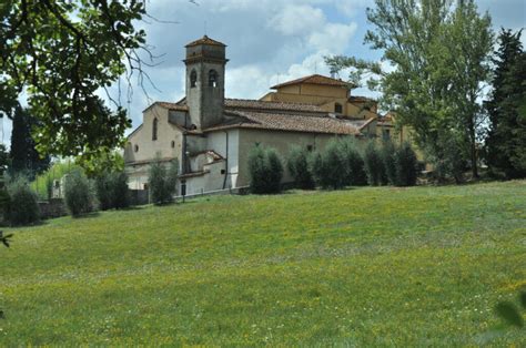 Foto panoramica della Chiesa di San Martino a Mensola immersa nella campagna toscana