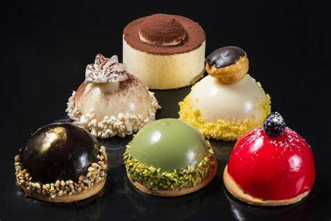 Vetrina di pasticceria artigianale con dessert monoporzione e torte gelato