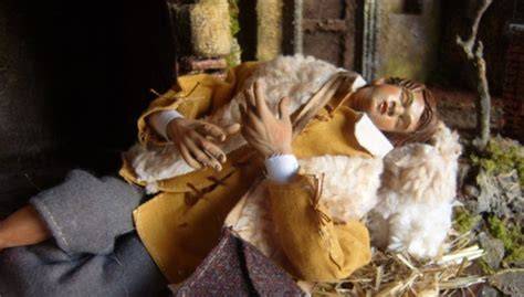 pastore addormentato in un presepe