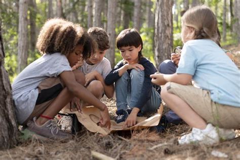 bambini che partecipano a una caccia al tesoro in un ambiente naturale