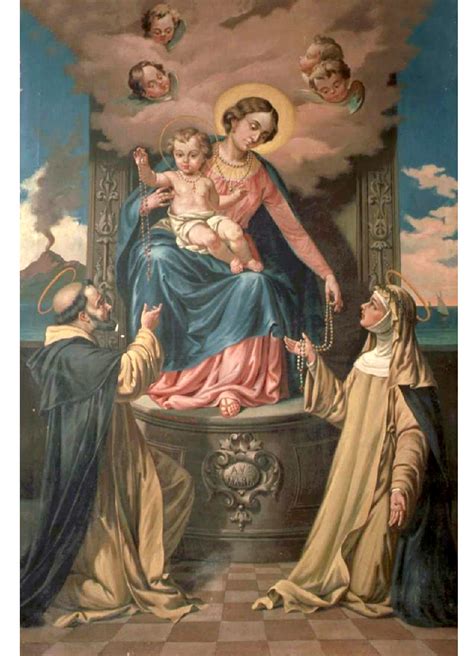 Dettaglio della scultura della Vergine del Rosario sulla facciata della chiesa
