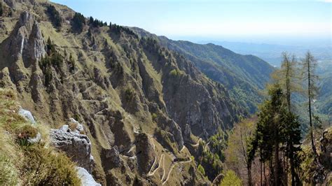 Veduta panoramica delle Prealpi Venete con Crespano del Grappa e il massiccio del Monte Grappa