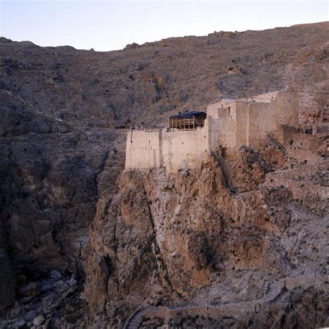 Foto panoramica del Monastero di Deir Mar Musa tra le rocce