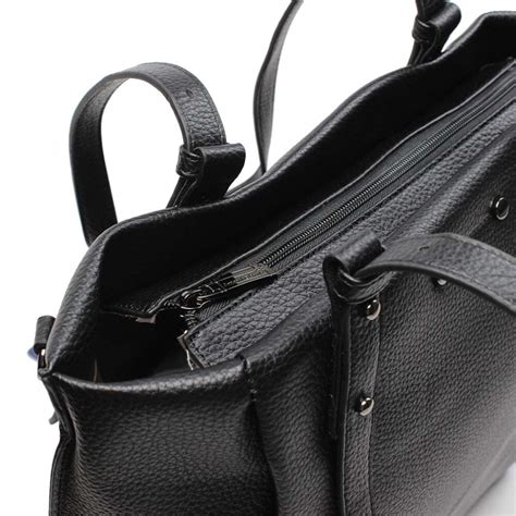 Foto di una borsa a spalla nera Antonio Basile Livia con dettagli e tracolla