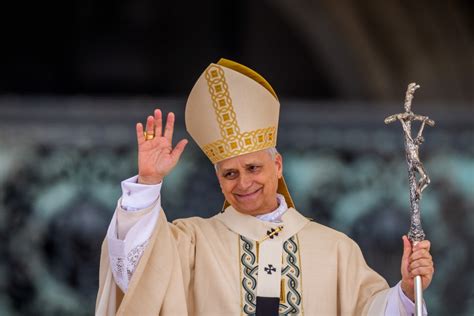 foto di un vescovo che unge un cresimando sulla fronte durante la cerimonia