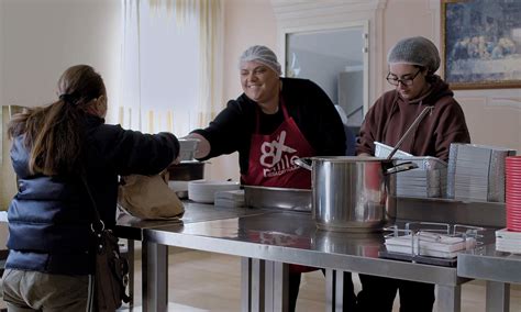 foto delle Missionarie della Carità in servizio in una mensa per i poveri o in una casa di accoglienza