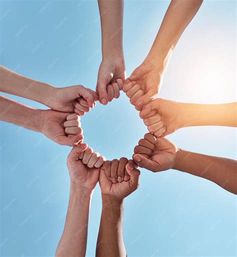 immagine simbolica del patto di collaborazione nella sofferenza, mani congiunte o un cerchio di persone che si supportano