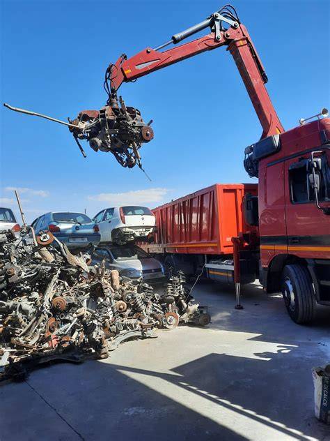 Autodemolizione centro autorizzato con veicoli da rottamare