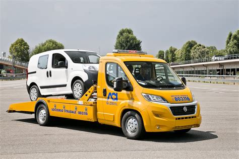 Operatore che aiuta un'auto in panne per il soccorso stradale