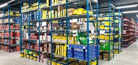Magazzino con scaffali pieni di ricambi auto usati