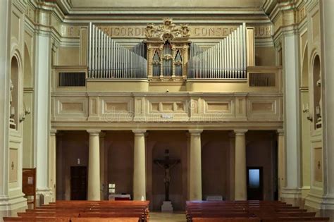 Dettaglio del ciborio e dell'organo seicentesco nella Chiesa di Santa Maria Assunta