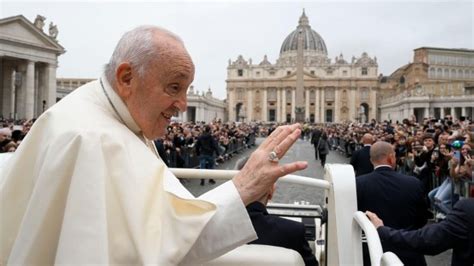 Papa Francesco mentre saluta la folla, sorridente