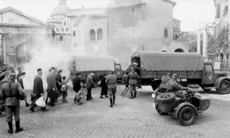 Foto storica del ghetto di Roma durante il rastrellamento del 16 ottobre 1943