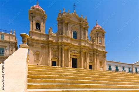 Veduta esterna della Cattedrale Barocca di San Marco a Makarska e della Piazza Kačić