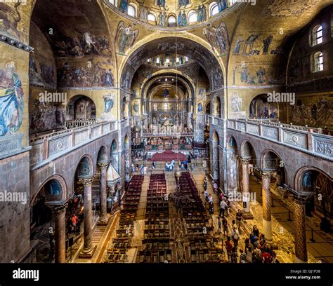 Interno di una cappella della Cattedrale di San Marco con altare e sculture