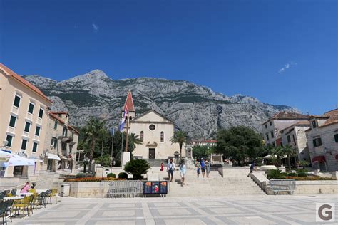 Vista della Fontana Veneziana e della Piazza Kačić di Makarska