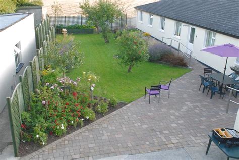 Foto panoramica della Padre Pio Nursing Home a Thurles con giardini recintati