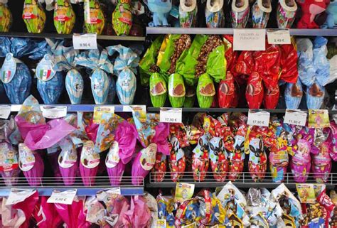 uova di Pasqua colorate e di cioccolato
