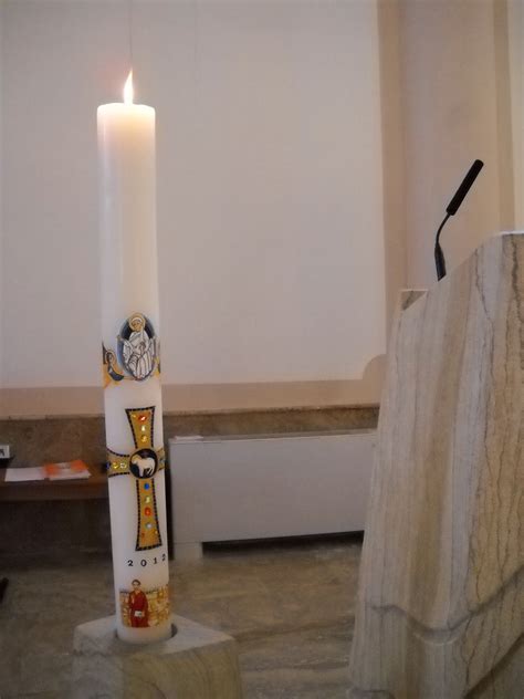 cero pasquale acceso in una chiesa buia