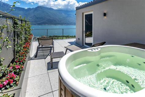 Immagine della suite principale con bagno Jacuzzi e scorcio del balcone panoramico