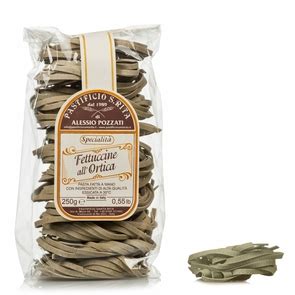 Immagine ravvicinata delle fettuccine all'ortica Santa Rita, evidenziando la texture e le inclusioni verdi