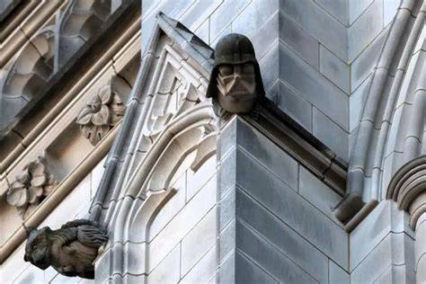 Primo piano del grottesco di Darth Vader sulla torre della cattedrale