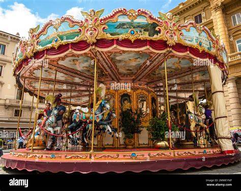 Foto della giostra storica All Hallows Guild Carousel nel parco della cattedrale
