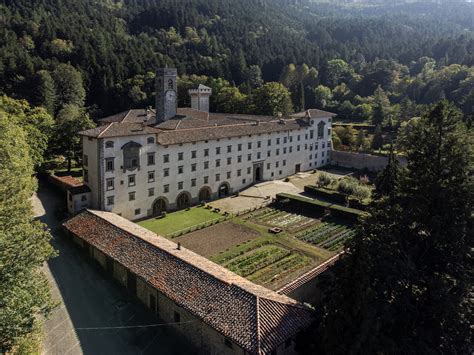 Veduta panoramica dell'Abbazia di Vallombrosa circondata dalla foresta secolare