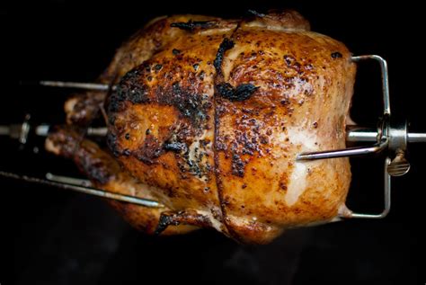 Infografica che mostra il processo di cottura del pollo allo spiedo e la preparazione delle patate