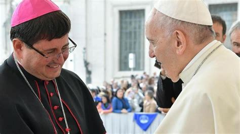 Mons. Nicolò Anselmi in un momento di incontro con i giovani