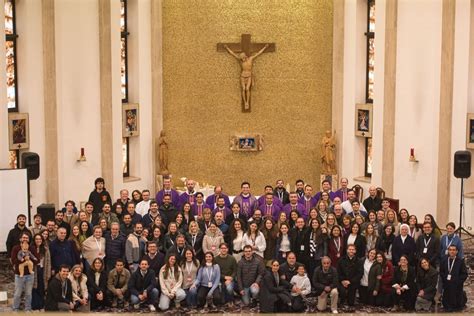 Foto di gruppo dei partecipanti a un pellegrinaggio