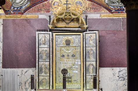 Interno del Sancta Sanctorum, focalizzato sull'immagine del Santissimo Salvatore Acheropita e sui pavimenti cosmateschi