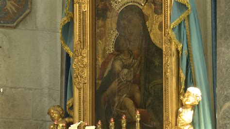 Foto ravvicinata dell'Icona della Madonna dello Sterpeto con dettagli artistici