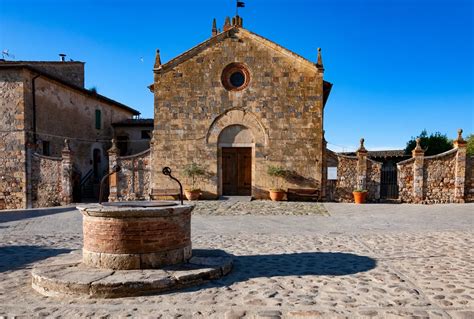 Foto della Chiesa di Santa Maria Assunta a Monteriggioni (esterni, facciata con portale ad arco)