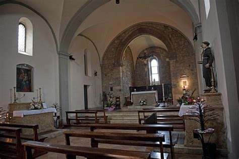 Interno della Chiesa di Santa Maria Assunta a Monteriggioni (pareti intonacate e volte a vela)