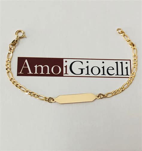 Foto di una collana in oro con ciondolo e un bracciale per neonato